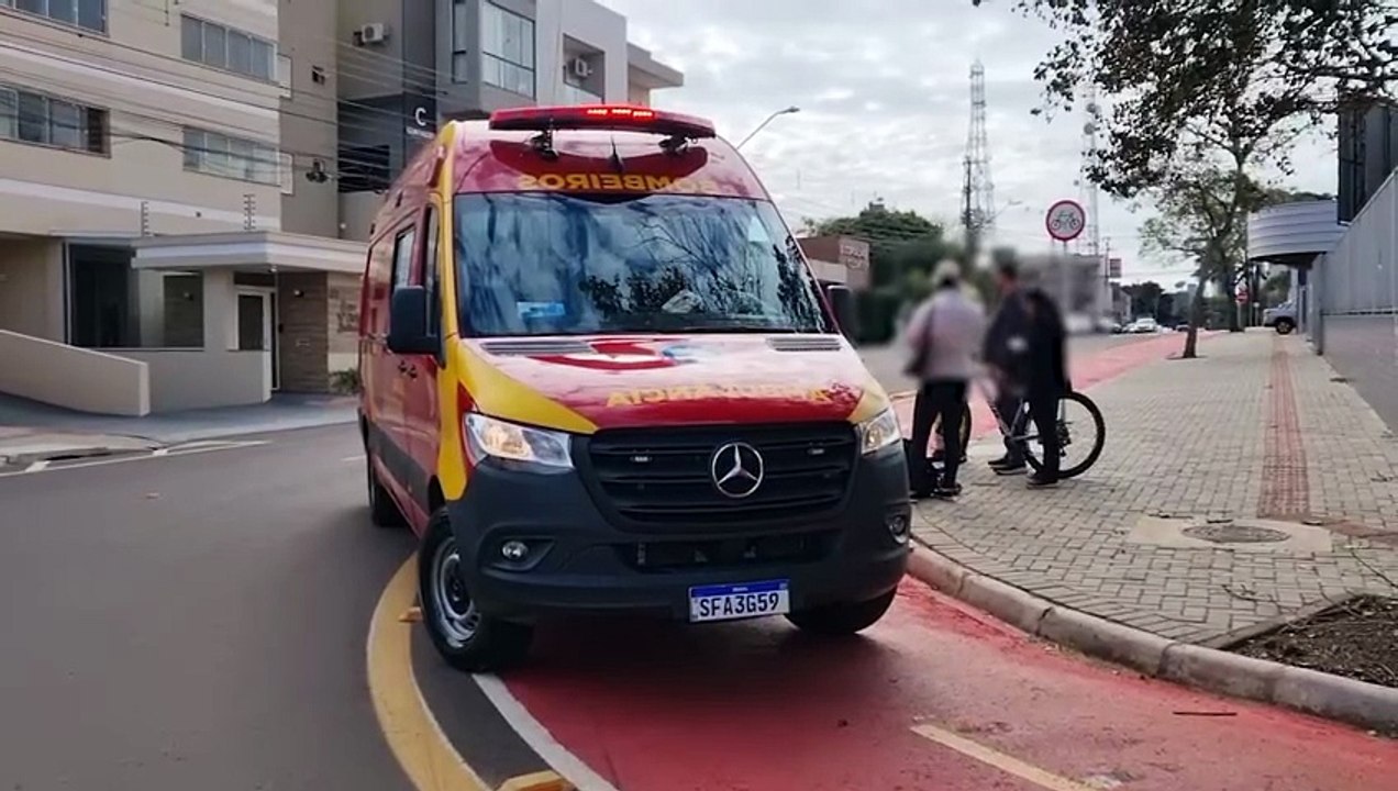 Acidente entre bicicletas deixa mulher ferida na ciclovia da Rua Duque de Caxias, em Cascavel