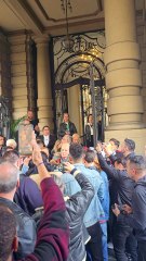 Xuxa saindo do Teatro Municipal, indo ao carro (11 jun. 2025, 12h57)