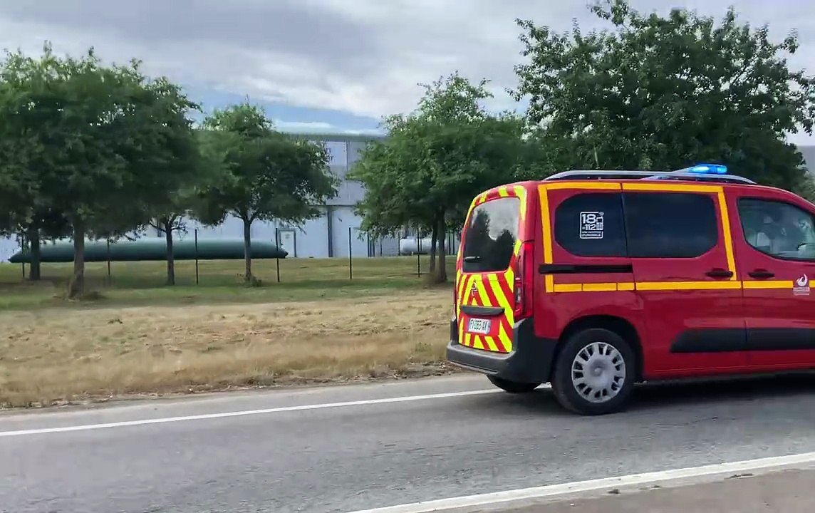 Un camion grue de 60 tonnes prend feu sur une route près de Vitré