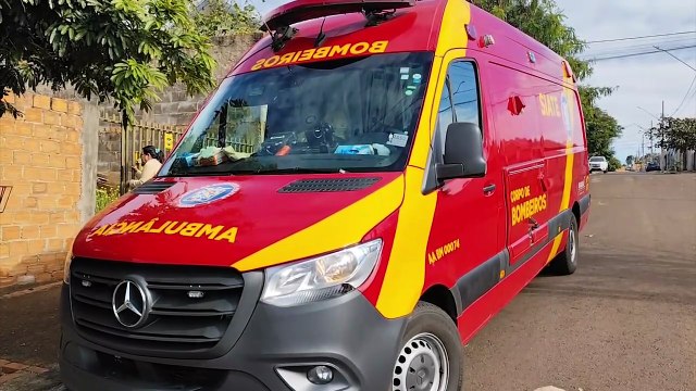 Idoso sofre queda de três metros ao tentar fechar vazamento em telhado e perde movimentos no dedo