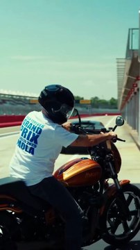 Max Pezzali, giro in moto nell'Autodromo di Imola: video