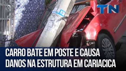 Carro bate em poste e causa danos na estrutura em Cariacica