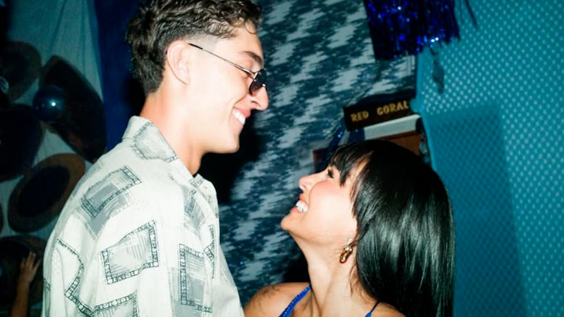 La cantante Aitana vive un gran momento tanto en lo profesional como en lo personal. Tras el �xito rotundo de su �ltimo �lbum, Cuarto Azul, la artista no oculta su relaci�n con el tambi�n cantante Plex y ha aprovechado su 26 cumplea�os para celebrarlo por todo lo alto.

Aitana ha elegido las aguas turquesas de Ibiza como destino para desconectar y recargar energ�as, presumiendo de bronceado en un entorno paradis�aco. Como parte de la celebraci�n, organiz� una fiesta tem�tica inspirada en los a�os 70, en la que no faltaron los gui�os al color azul.