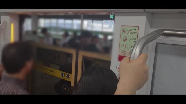 서울 지하철 건대입구역 스크린도어 고장...한때 열차 지연 / YTN