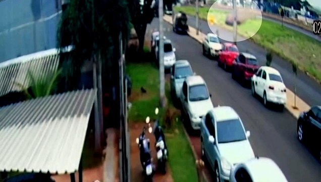 Câmera flagra momento assustador de carro capotando várias vezes na PR-323