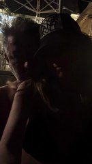 Βανδή - Μπισμπίκης: Ποζάρουν αγκαλιά στην παραλία (Φωτογραφίες)