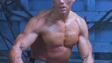 Jean -claude van damme face à Bolo  Yeung dans Double Impact en 1991