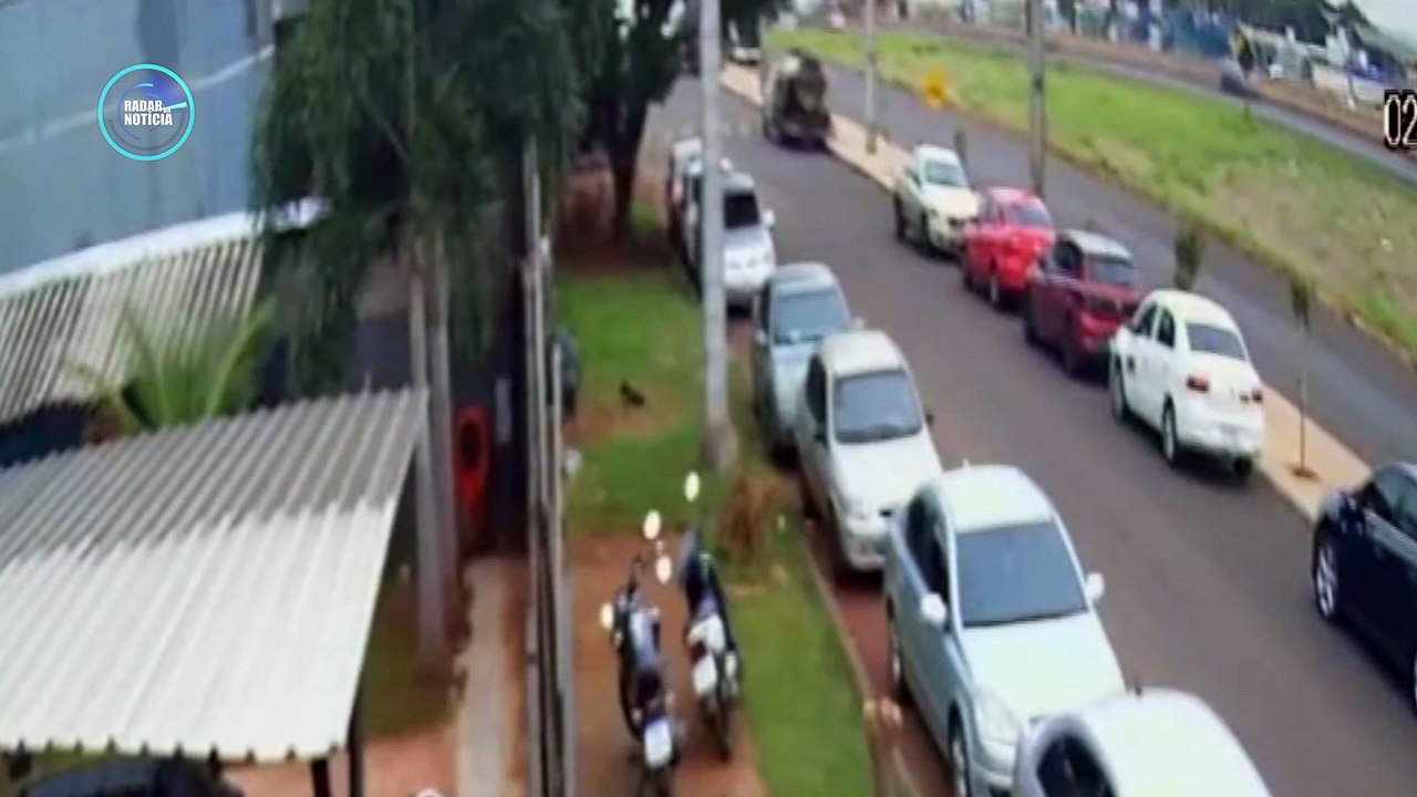Mulher capota carro várias vezes na PR-323