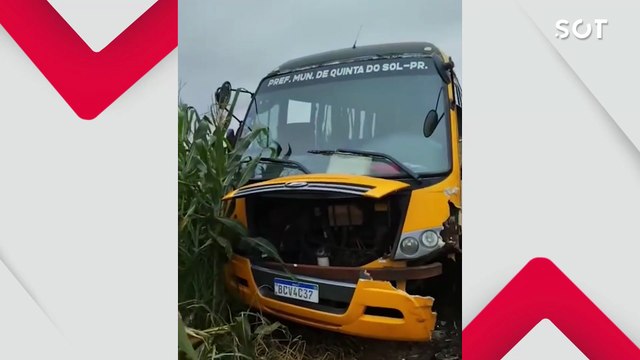 Ônibus escolar com 25 alunos se envolve em acidente em estrada rural de Quinta do Sol