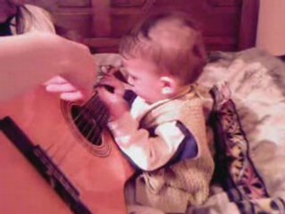 Efe gitar çalıyor