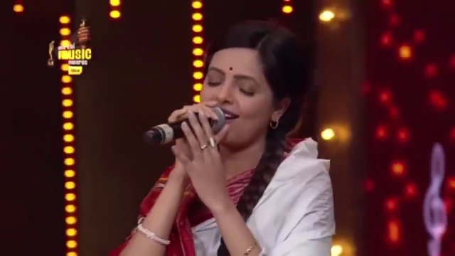 Sugandha Mishra in her Didi avtaar at the 7th Royal Stag Mirchi Music Awards! _ Radio Mirchi