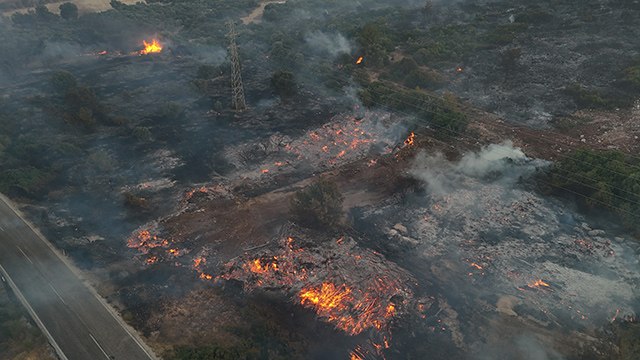İzmir Çeşme’de orman yangını dron ile görüntülendi