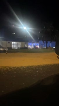 Carreta tomba e espalha carga de milho na saída para Assis Chateaubriand, em Toledo