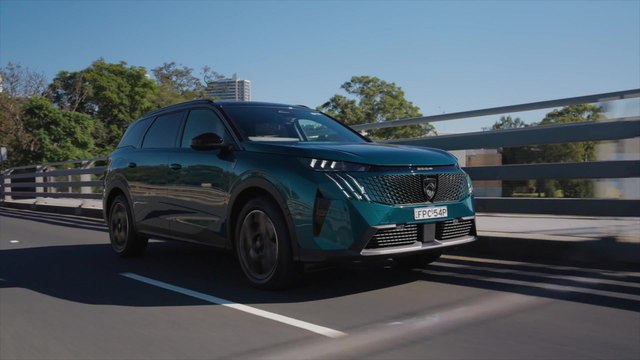 PEUGEOT 5008 GT Premium Hybrid SUV in Blue Driving Video