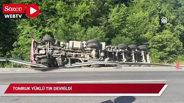 Devrilen tomruk yüklü tırın sürücüsü kazadan yara almadan kurtuldu