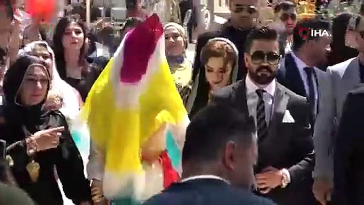 Van'da aşiret düğününden örnek takı töreni