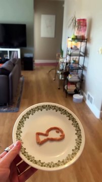 Cette chatte est née avec des skis à la place des pattes… et sa façon de marcher va vous faire fondre