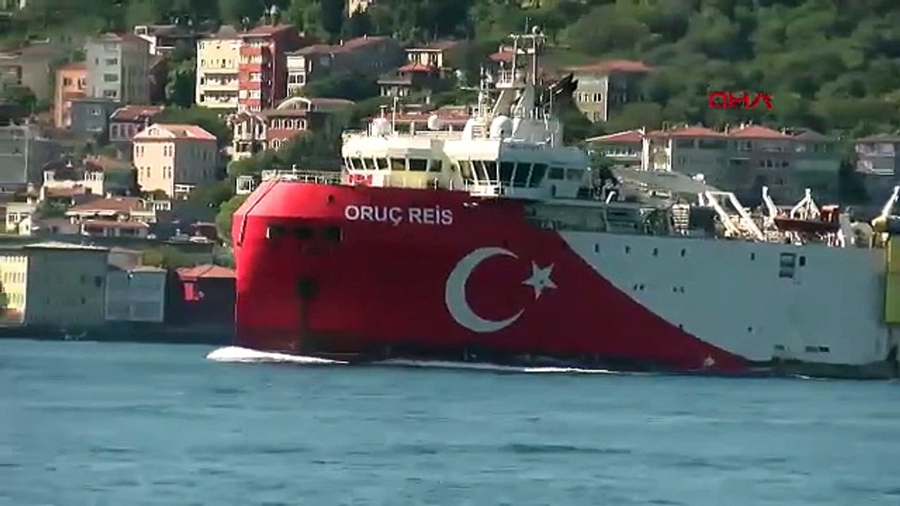 Somali görevini tamamlayan Oruç Reis, İstanbul Boğazı'ndan geçti