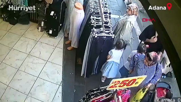 Kadının sırt çantasından 700 bin TL’lik ziynet eşyası çaldı; hırsızlık kamerada