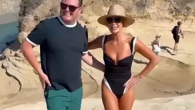 Video: Amanda Holden showt haar figuur tijdens een opnametpauze met Alan Carr