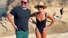 Video: Amanda Holden showt haar figuur tijdens een opnametpauze met Alan Carr