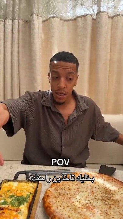 جاب العيد 😂.. شوفوا من غيرته على زوجته وش يسوّي في المطعم