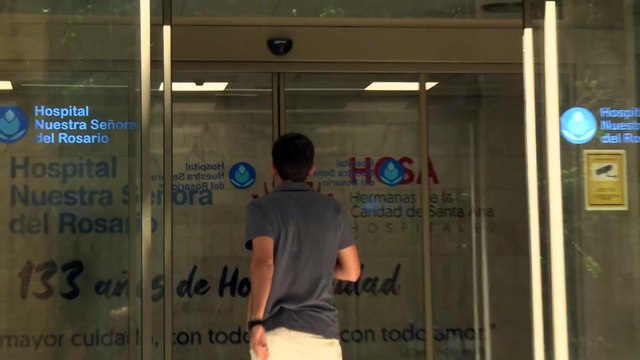 Juan Urquijo, padrino del hijo de Almeida, acude al hospital donde su hermana está a punto de dar a luz