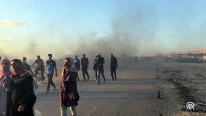 İsrail'in açlığa mahkum ettiği Gazzeliler yardımlara ulaşabilmek için Netzarim'de toplandı