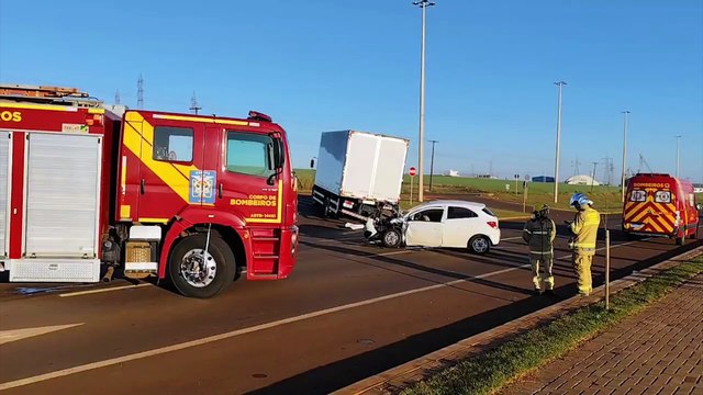 Caminhão e Onix se envolvem em colisão traseira na PR-486, em Cascavel