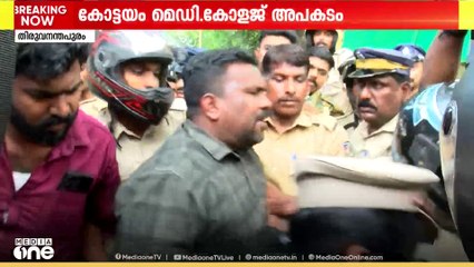 'വലിച്ചിഴക്കണത് ആരെടാ, വിടെടാ; മന്ത്രിയുടെ രാജിയാവശ്യപ്പെട്ട് പ്രതിഷേധിച്ച യൂത്ത് കോൺഗ്രസ് നേതാക്കൾ
