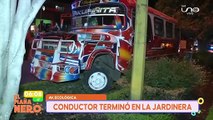 Conductor de micro terminó con el motorizado dentro de una jardinera en Tiquipaya (Video)