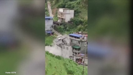 Cina, sei edifici travolti da una frana. Le immagini