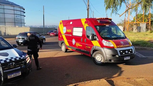 Motociclista de 19 anos fica ferido após colisão com carro na Avenida das Pombas