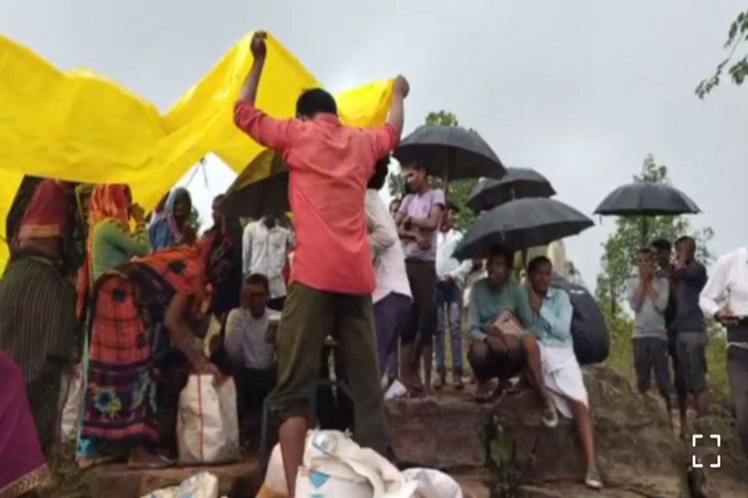 Ration on Mountain: यहां पहाड़ पर चढऩे के बाद ही लगता है 400 लोगों का अंगूठा, तब मिलता है राशन