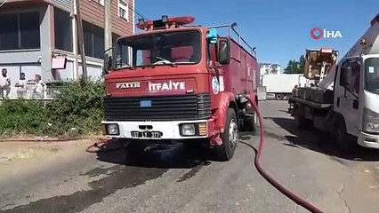 Köpeğe çarpmamak için elektrik direğine vurdu, kopan teller yangın çıkardı