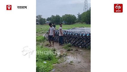 बारिश में जंग खा रही हैं छात्रों की साइकिलें, ठेकेदार और शिक्षा विभाग के बीच अटका वितरण