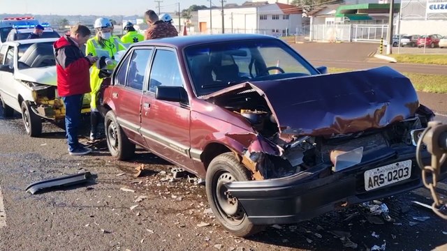 Engavetamento entre caminhão e dois carros mobiliza socorristas na BR-277 em Cascavel