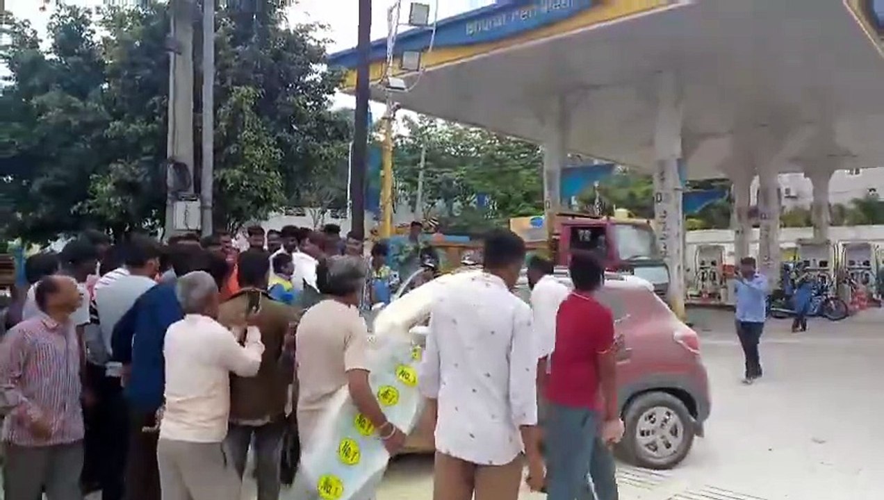 #Hyderabad---  Fire breaks out in car at #BPCL fuel station in Mailardevpally, No casualties reported  A car suddenly caught #fire after refuelling at Bharat Petrol Pump near #Mailardevpally Police Station in Hyderabad.   A quick response from the @BPCLim