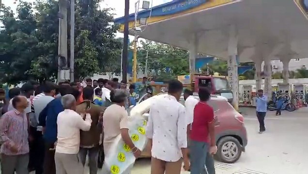 #Hyderabad - Fire breaks out in car at #BPCL fuel station in Mailardevpally, No casualties reported A car suddenly caught #fire after refuelling at Bharat Petrol Pump near #Mailardevpally Police Station in Hyderabad. A quick response from the @BPCLim