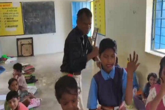शराब के नशे में धुत शिक्षक का छात्राओं के साथ डांस का वीडियो वायरल, विधायक ने जताई नाराजगी