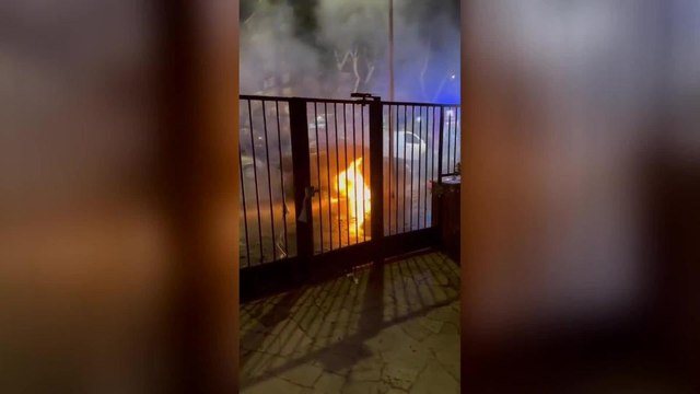 Ostia, bruciate nella notte due auto e quattro motorini: le immagini dei vigili del fuoco fra fumo e fiamme alte