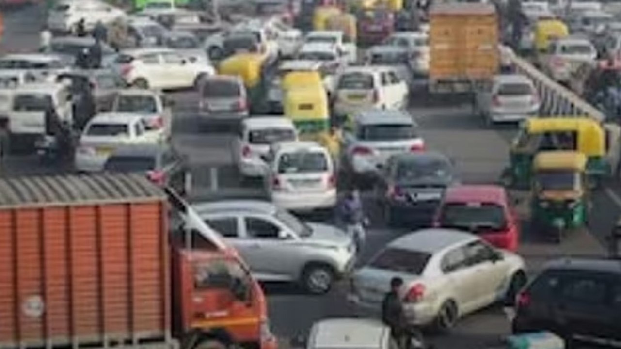 Delhi में पुराने वाहनों पर Fuel Ban फिलहाल रोका गया