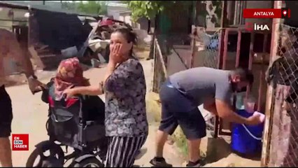 Antalya'da alevlerden kurtarılan kadın tekerlekli sandalyeyle bölgeden uzaklaştırıldı