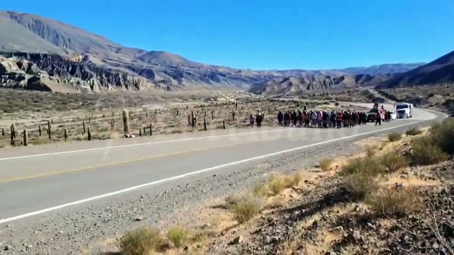 Peregrinos: cruzan la Puna helada para llegar al Perpetuo Socorro