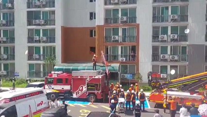 전북 익산 아파트 외벽서 밧줄 타다 추락한 50대 병원 이송 / YTN