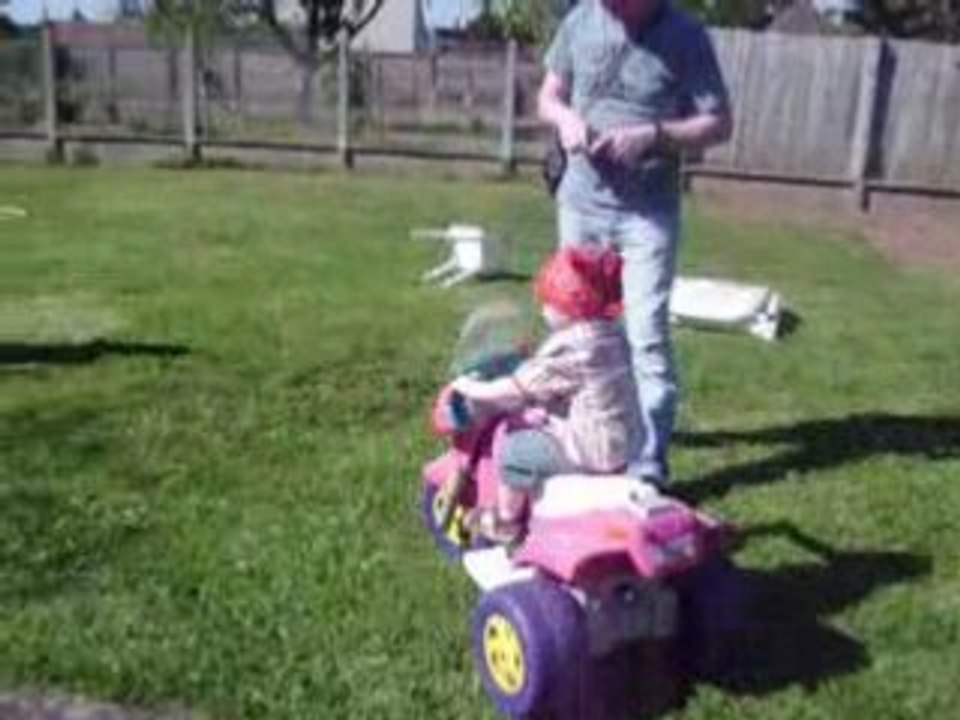 Tom sur la moto de sa cousine