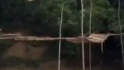 प्रशासन से तंग आकर महिलाओं ने खुद बनाया पुल