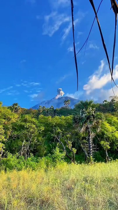 📍Ascheausbruch des Vulkans Ile Lewotolok erschreckt die Bewohner!