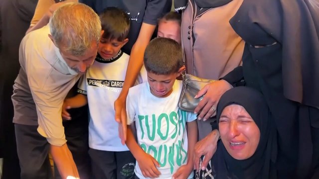 Almeno 94 morti a Gaza durante la notte mentre gli attacchi colpiscono file di aiuti e rifugi