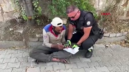 Polise yakalanacağını anlayan Suriyeli namaza durdu!